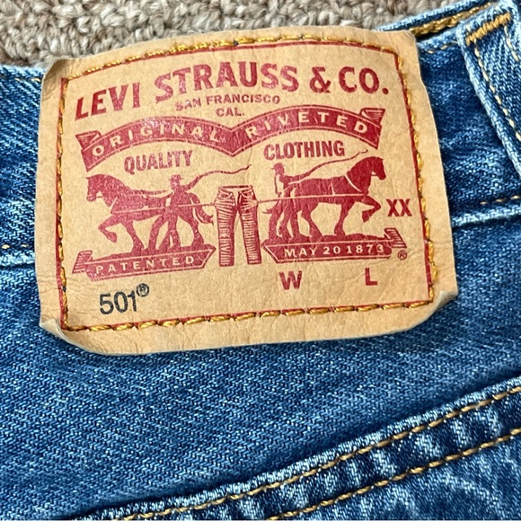 Levis Women Size 27 501 Shorts Blue Jeans Light Wash Denim Button Fly Distress - Picture 8 of 11